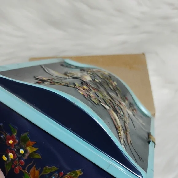Linette Thin Metal Hand-Painted Floral & Bird Decor Print Box W Lock/Keys (BX80) - Picture 11 of 15